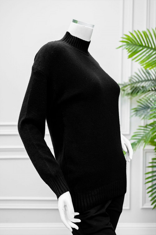 بلوزة نسائية شتوية لون أسود ياقة عالية و بأكمام طويلة