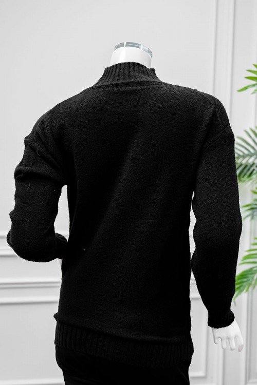 بلوزة نسائية شتوية لون أسود ياقة عالية و بأكمام طويلة