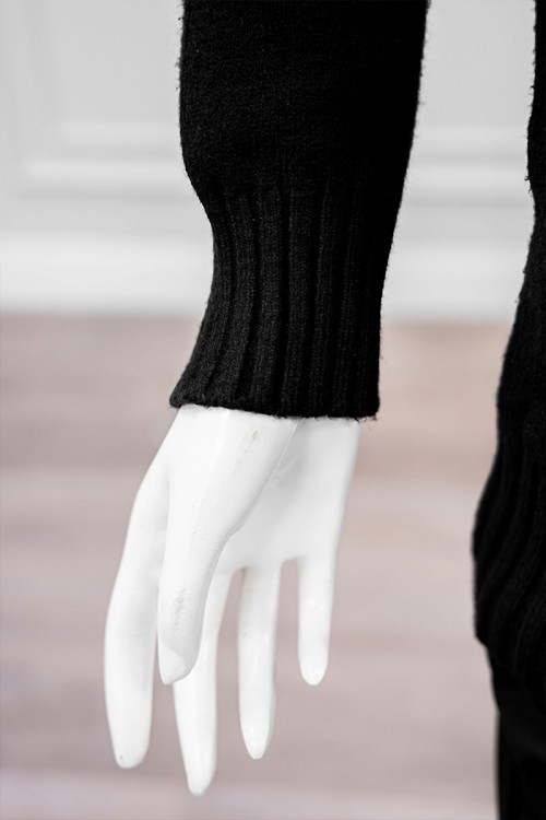 بلوزة نسائية شتوية لون أسود ياقة عالية و بأكمام طويلة