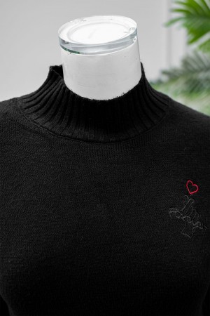 بلوزة نسائية شتوية لون أسود ياقة عالية و بأكمام طويلة