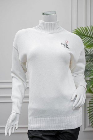 بلوزة نسائية شتوية لون أبيض ياقة عالية و بأكمام طويلة