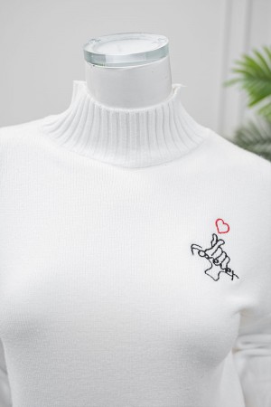 بلوزة نسائية شتوية لون أبيض ياقة عالية و بأكمام طويلة