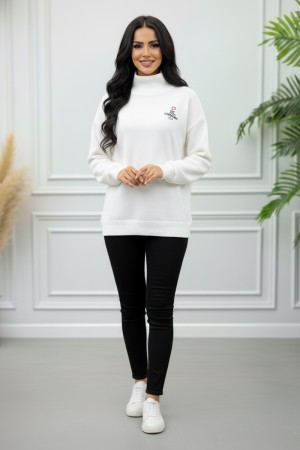 بلوزة نسائية شتوية لون أبيض ياقة عالية و بأكمام طويلة