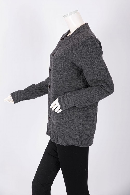 جاكيت نسائي شتوي لون رصاصي ياقة دائرية بأزرار من الأمام و أكمام طويلة