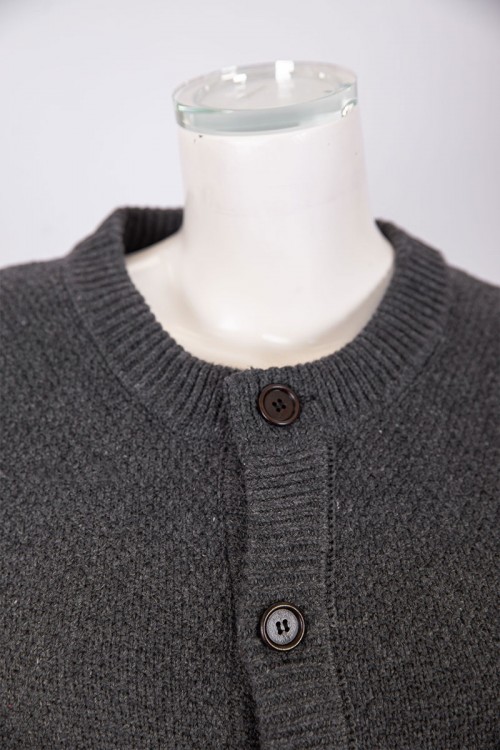 جاكيت نسائي شتوي لون رصاصي ياقة دائرية بأزرار من الأمام و أكمام طويلة