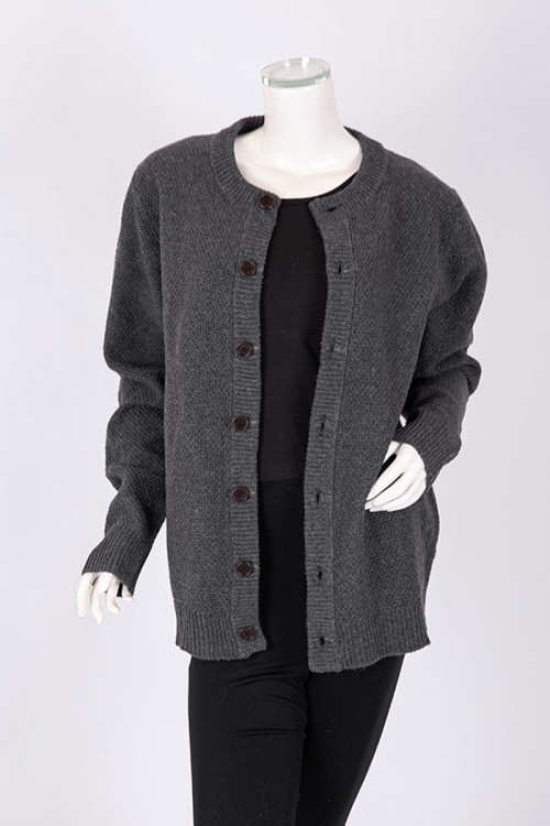 جاكيت نسائي شتوي لون رصاصي ياقة دائرية بأزرار من الأمام و أكمام طويلة