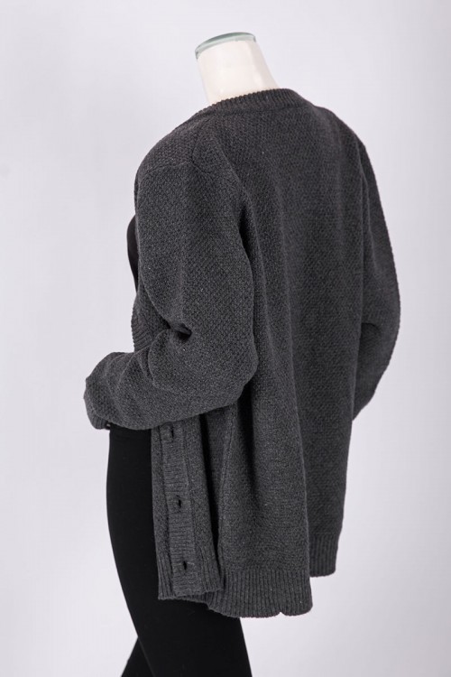 جاكيت نسائي شتوي لون رصاصي ياقة دائرية بأزرار من الأمام و أكمام طويلة