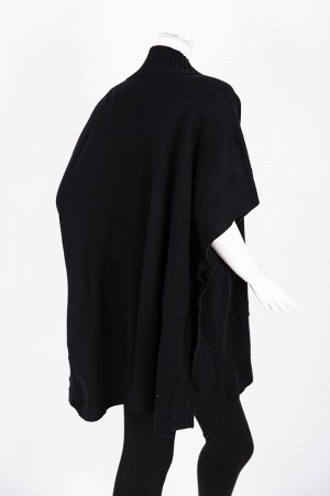 بلوزة نسائية بونشو صوف لون أسود ياقة عالية بأزرار من الأمام و الجانبين و بجيوب و أكمام قصيرة