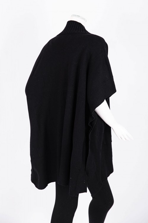 بلوزة نسائية بونشو صوف لون أسود ياقة عالية بأزرار من الأمام و الجانبين و بجيوب و أكمام قصيرة