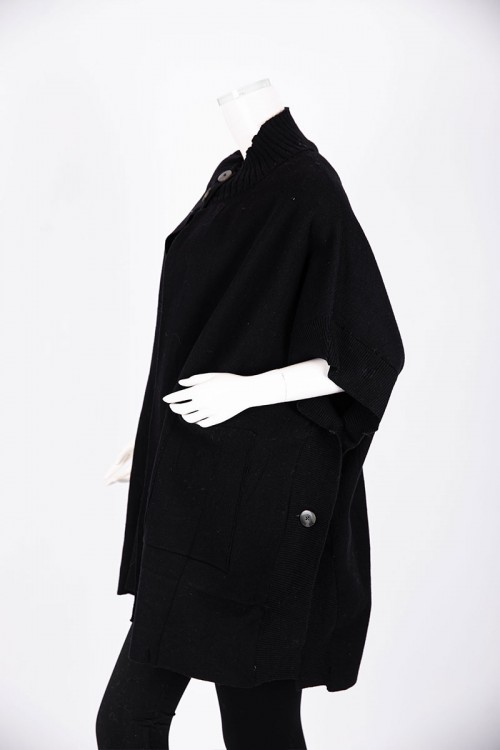 بلوزة نسائية بونشو صوف لون أسود ياقة عالية بأزرار من الأمام و الجانبين و بجيوب و أكمام قصيرة