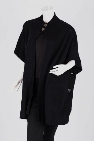 بلوزة نسائية بونشو صوف لون أسود ياقة عالية بأزرار من الأمام و الجانبين و بجيوب و أكمام قصيرة