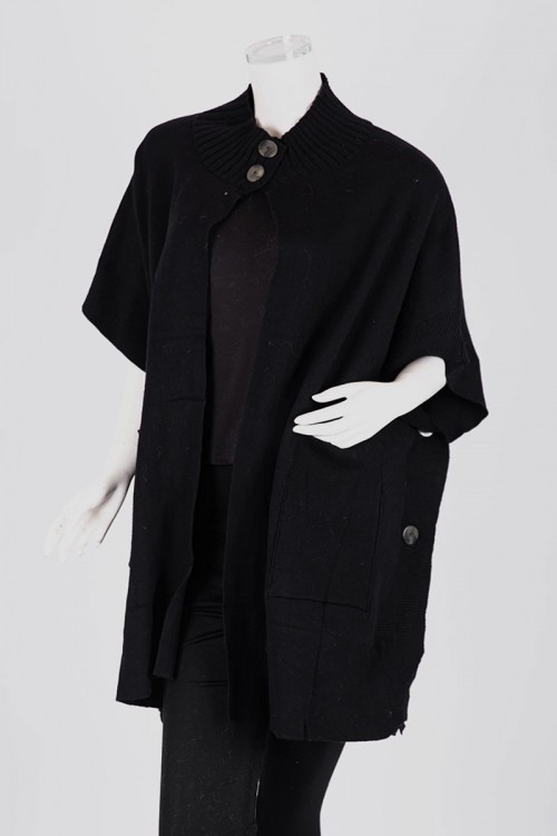 بلوزة نسائية بونشو صوف لون أسود ياقة عالية بأزرار من الأمام و الجانبين و بجيوب و أكمام قصيرة