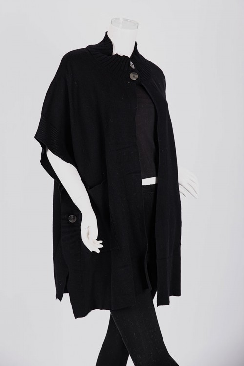 بلوزة نسائية بونشو صوف لون أسود ياقة عالية بأزرار من الأمام و الجانبين و بجيوب و أكمام قصيرة