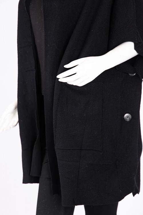 بلوزة نسائية بونشو صوف لون أسود ياقة عالية بأزرار من الأمام و الجانبين و بجيوب و أكمام قصيرة