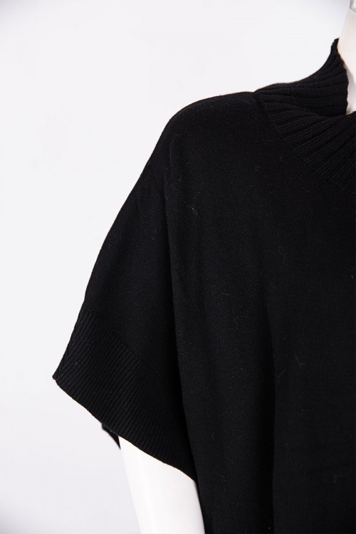 بلوزة نسائية بونشو صوف لون أسود ياقة عالية بأزرار من الأمام و الجانبين و بجيوب و أكمام قصيرة