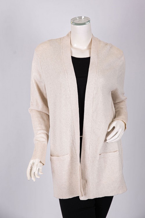 جاكيت نسائي شتوي لون بيج فاتح بجيوب من الأمام و بأكمام طويلة