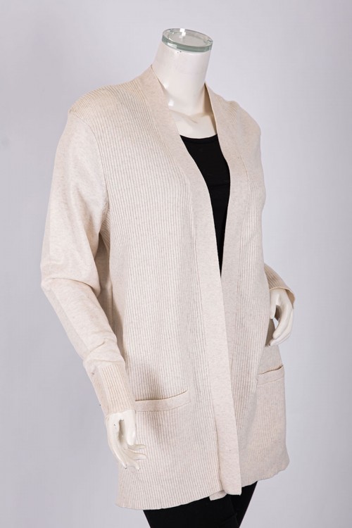 جاكيت نسائي شتوي لون بيج فاتح بجيوب من الأمام و بأكمام طويلة