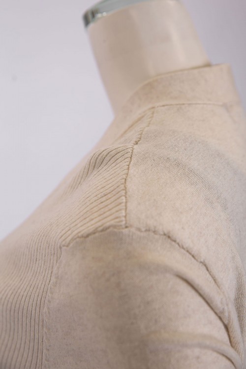 جاكيت نسائي شتوي لون بيج فاتح بجيوب من الأمام و بأكمام طويلة