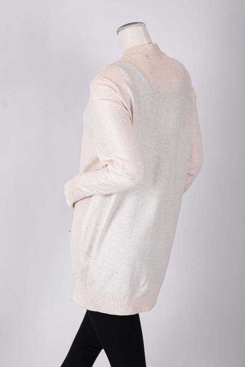 جاكيت نسائي شتوي لون بيج فاتح بجيوب من الأمام و بأكمام طويلة