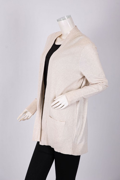 جاكيت نسائي شتوي لون بيج فاتح بجيوب من الأمام و بأكمام طويلة