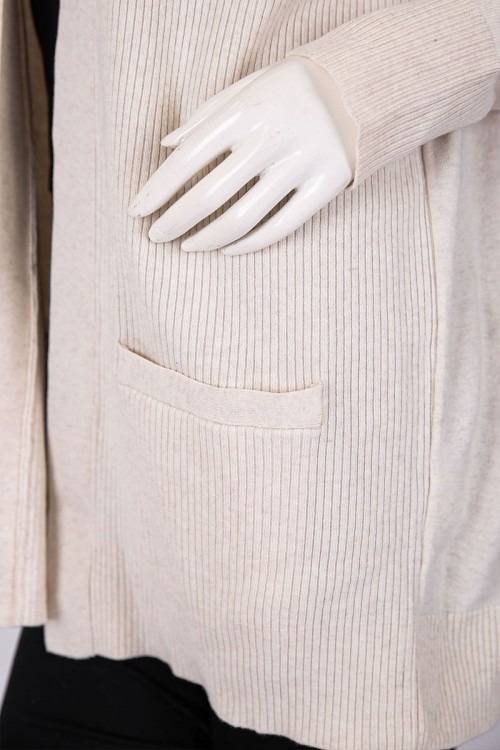 جاكيت نسائي شتوي لون بيج فاتح بجيوب من الأمام و بأكمام طويلة