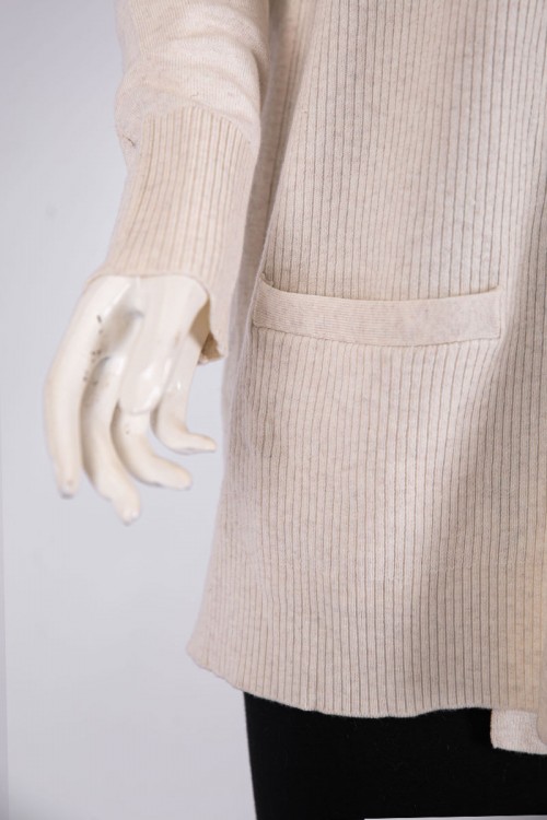 جاكيت نسائي شتوي لون بيج فاتح بجيوب من الأمام و بأكمام طويلة