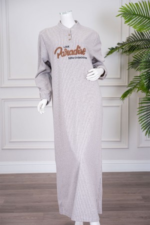 قميص نسائي شتوي طويل لون بيج مزين بكتابات من الأمام ياقة دائرية بأزرار و بأكمام طويلة 