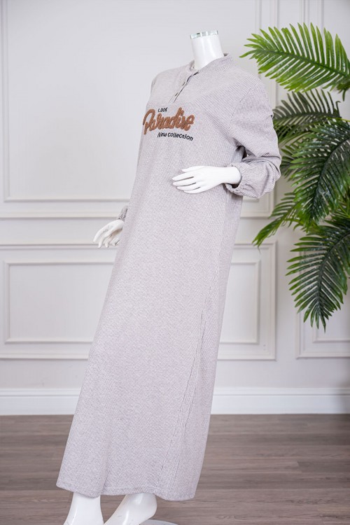 قميص نسائي شتوي طويل لون بيج مزين بكتابات من الأمام ياقة دائرية بأزرار و بأكمام طويلة