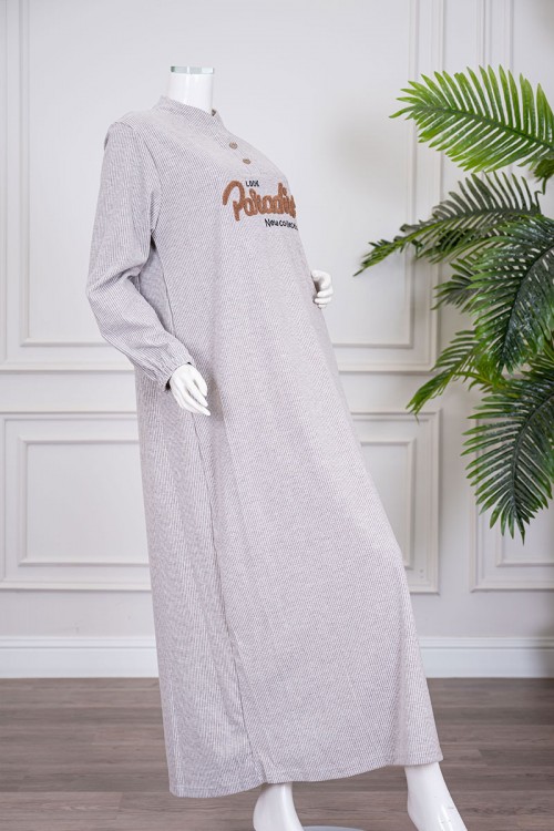 قميص نسائي شتوي طويل لون بيج مزين بكتابات من الأمام ياقة دائرية بأزرار و بأكمام طويلة