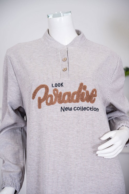 قميص نسائي شتوي طويل لون بيج مزين بكتابات من الأمام ياقة دائرية بأزرار و بأكمام طويلة