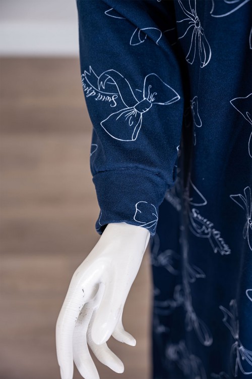 قميص نسائي شتوي طويل لون كحلي مزين برسومات ياقة دائرية و بأكمام طويلة