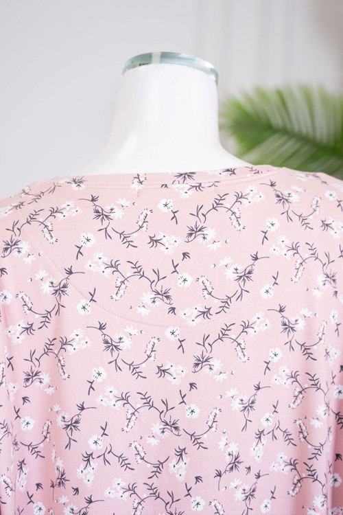 قميص نسائي طويل لون وردي مشجر ياقة دائرية بأزرار و بأكمام طويلة