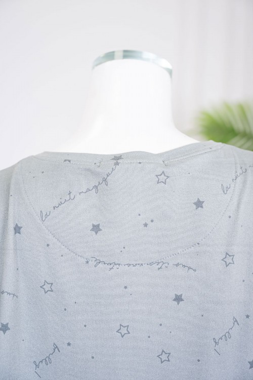 قميص نسائي شتوي طويل لون رمادي مزين برسومات وكتابات ياقة دائرية و بأكمام طويلة