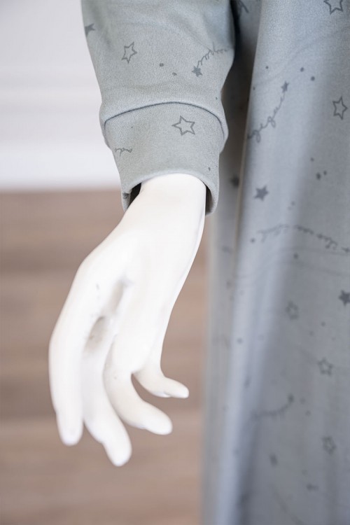 قميص نسائي شتوي طويل لون رمادي مزين برسومات وكتابات ياقة دائرية و بأكمام طويلة