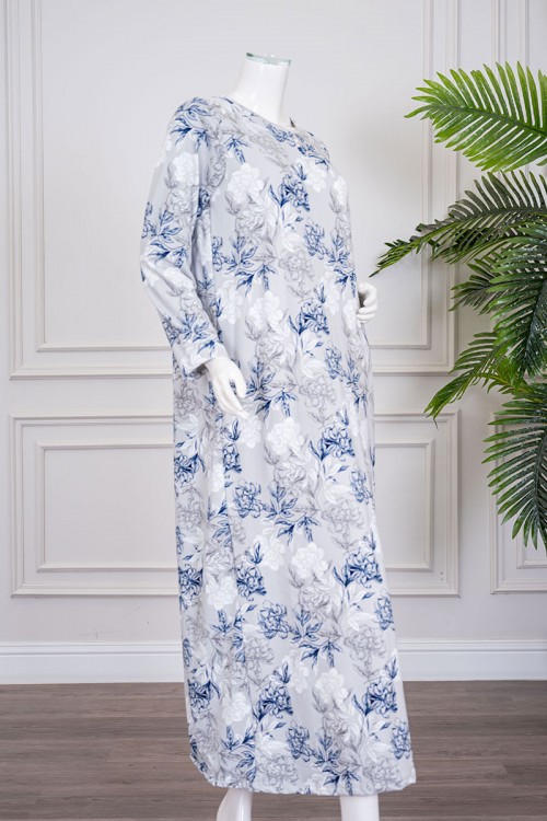 قميص نسائي طويل لون رمادي فاتح مشجر باللون الأبيض و الكحلي ياقة دائرية و بأكمام طويلة