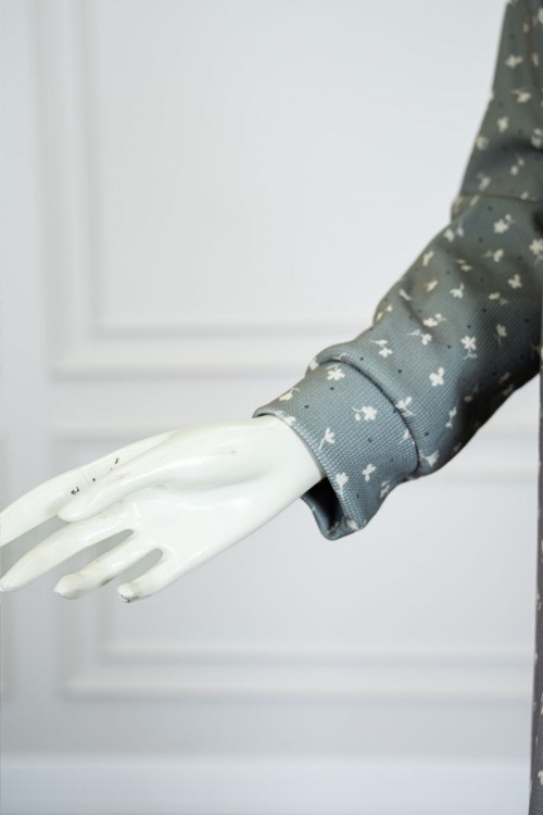 قميص نسائي شتوي طويل لون زيتي  مشجر باللون الأبيض ياقة دائرية بأزرار و بأكمام طويلة