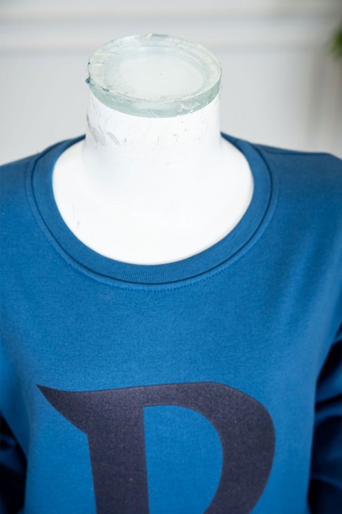 طقم-قطعتين-ولادي-شتوي-لون-أزرق-مزين-بكتابات-من-الأمام-بلوزة