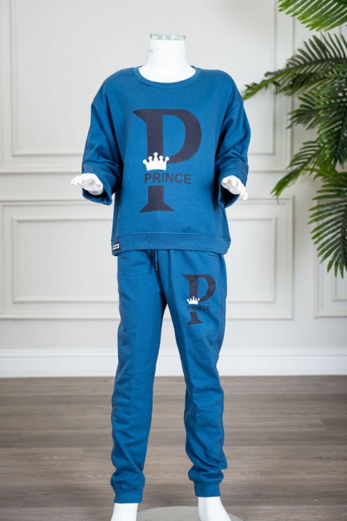 طقم-قطعتين-ولادي-شتوي-لون-أزرق-مزين-بكتابات-من-الأمام-بلوزة