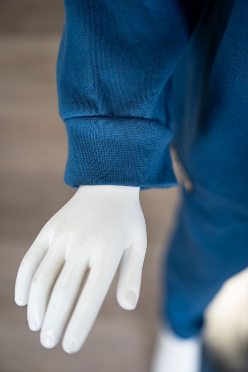 طقم-قطعتين-ولادي-شتوي-لون-أزرق-مزين-بكتابات-من-الأمام-بلوزة