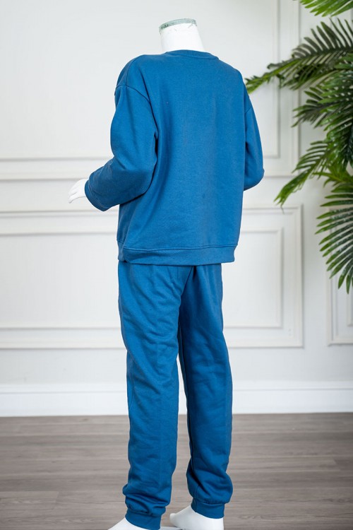 طقم-قطعتين-ولادي-شتوي-لون-أزرق-مزين-بكتابات-من-الأمام-بلوزة