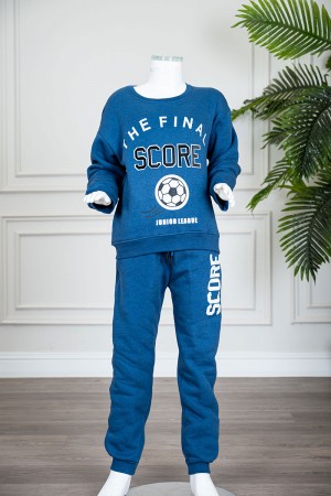 طقم قطعتين ولادي شتوي لون أزرق مزين بكتابات و رسومات من الأمام بلوزة ياقة دائرية بأكمام طويلة و بنطلون برباط في الخصر 