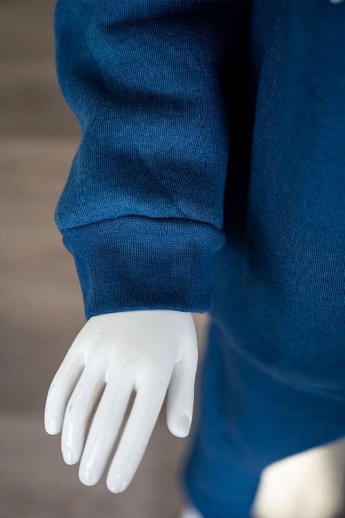 طقم-قطعتين-ولادي-شتوي-لون-أزرق-مزين-بكتابات-و-رسومات