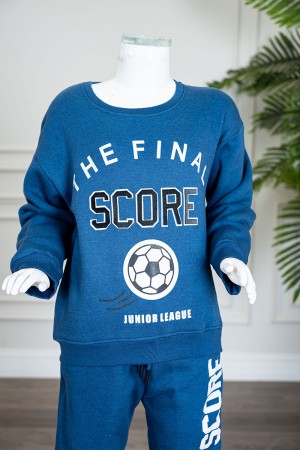 طقم قطعتين ولادي شتوي لون أزرق مزين بكتابات و رسومات من الأمام بلوزة ياقة دائرية بأكمام طويلة و بنطلون برباط في الخصر 