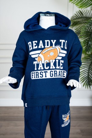 طقم قطعتين ولادي شتوي لون كحلي مزين بكتابات و رسومات من الأمام بلوزة بقبعة متصلة و بأكمام طويلة و بنطلون برباط في الخصر