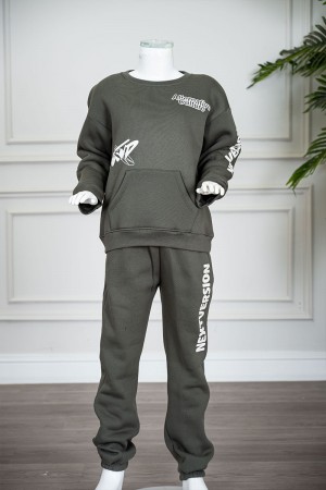 طقم قطعتين ولادي شتوي لون زيتي مزين بكتابات من الأمام و الخلف بلوزة ياقة دائرية بجيوب و أكمام طويلة و بنطلون طويل 