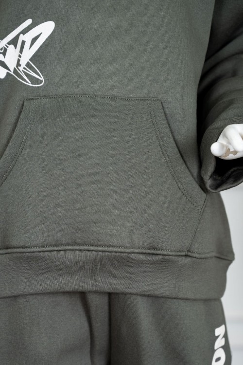 طقم قطعتين ولادي شتوي لون زيتي مزين بكتابات من الأمام و الخلف بلوزة ياقة دائرية بجيوب و أكمام طويلة و بنطلون طويل