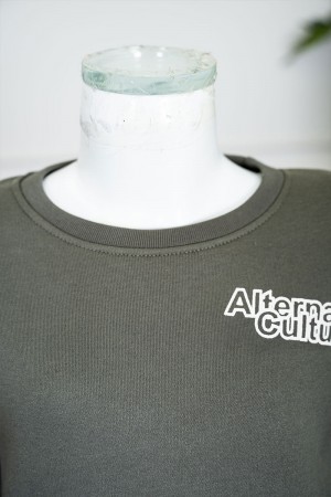 طقم قطعتين ولادي شتوي لون زيتي مزين بكتابات من الأمام و الخلف بلوزة ياقة دائرية بجيوب و أكمام طويلة و بنطلون طويل 