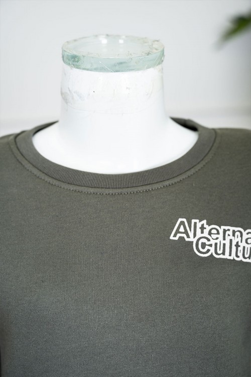 طقم قطعتين ولادي شتوي لون زيتي مزين بكتابات من الأمام و الخلف بلوزة ياقة دائرية بجيوب و أكمام طويلة و بنطلون طويل