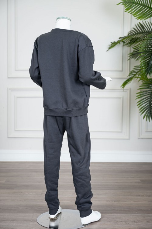 طقم قطعتين ولادي شتوي لون رصاصي مزين بكتابات من الأمام بلوزة ياقة دائرية بجيب و أكمام طويلة و بنطلون طويل