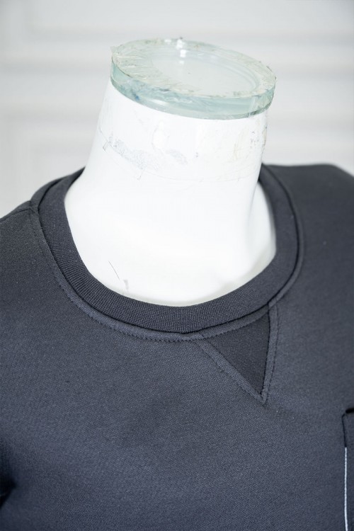 طقم قطعتين ولادي شتوي لون رصاصي مزين بكتابات من الأمام بلوزة ياقة دائرية بجيب و أكمام طويلة و بنطلون طويل